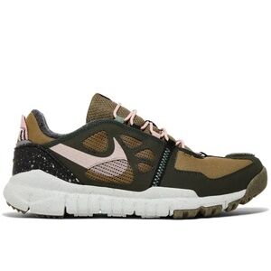NIB Nike Free Terra Vista Sneakers